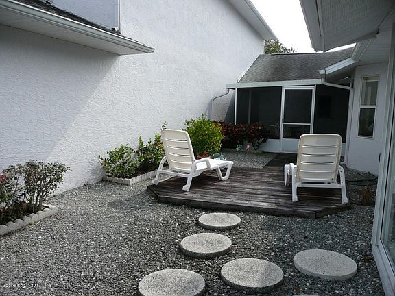4th image of 832 Villa Dr