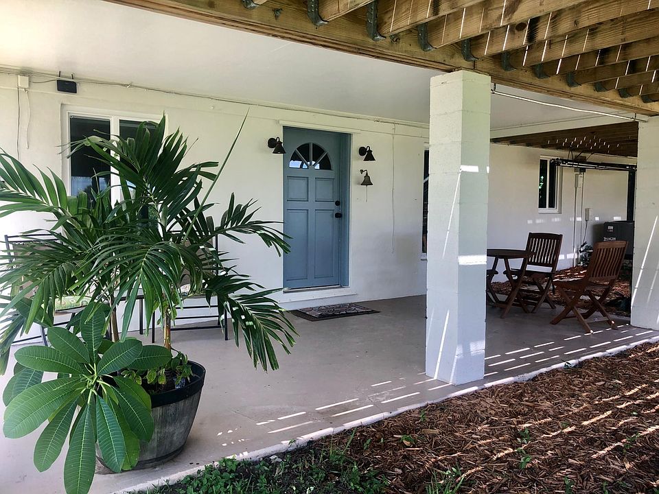 Private entrance to Apartment