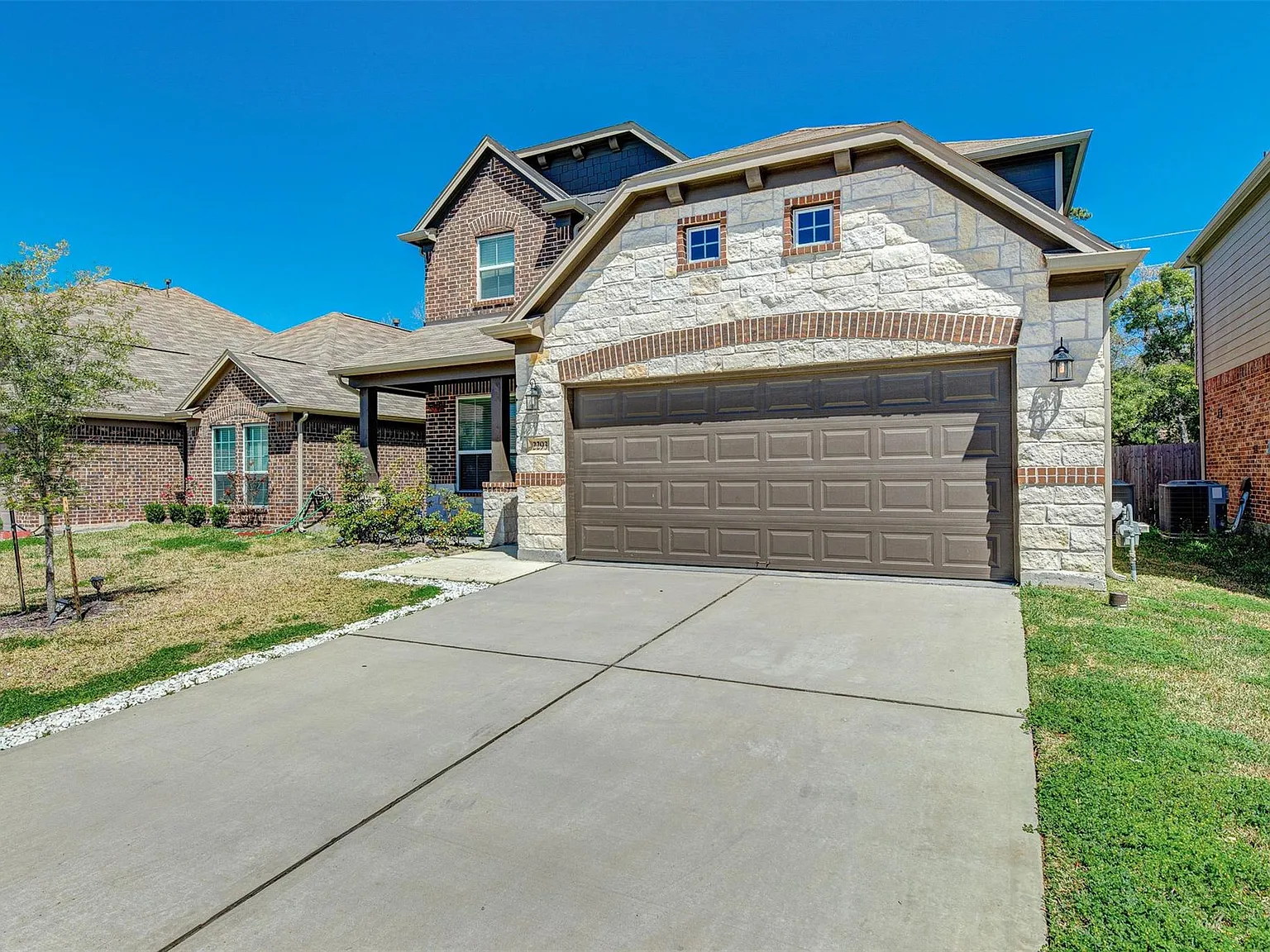 4 bed, 2.5 bath, 2864 sqft, $2,600 — Photo 2