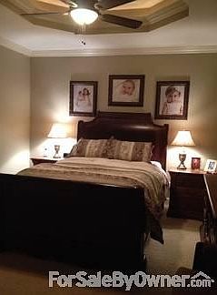 Master bedroom : Vaulted ceiling/lighting