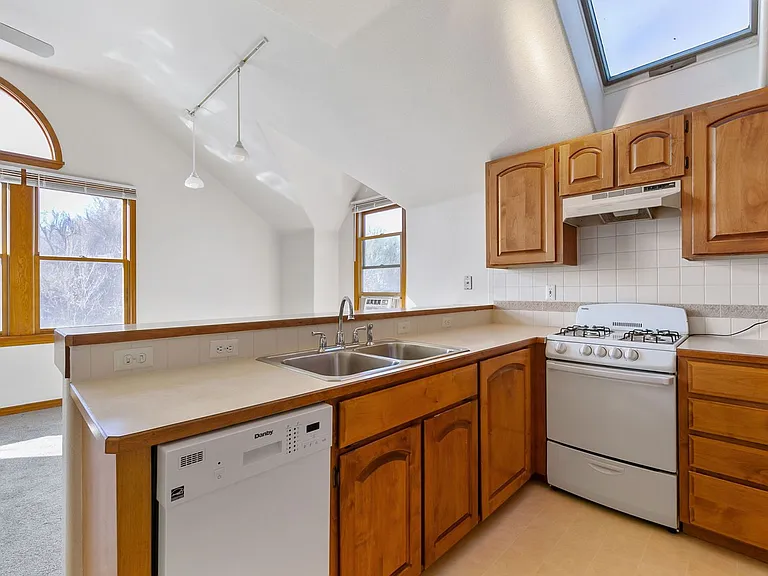 415 Mason Ct #1B — Photo 6