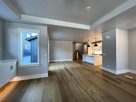 Open floor plan, and blinds throughout the home.>