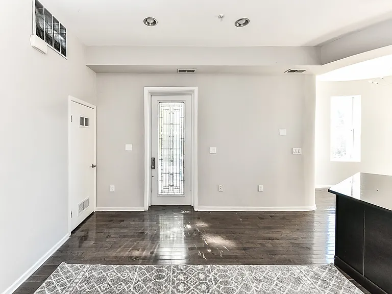 2 S St NE #2 — Photo 2