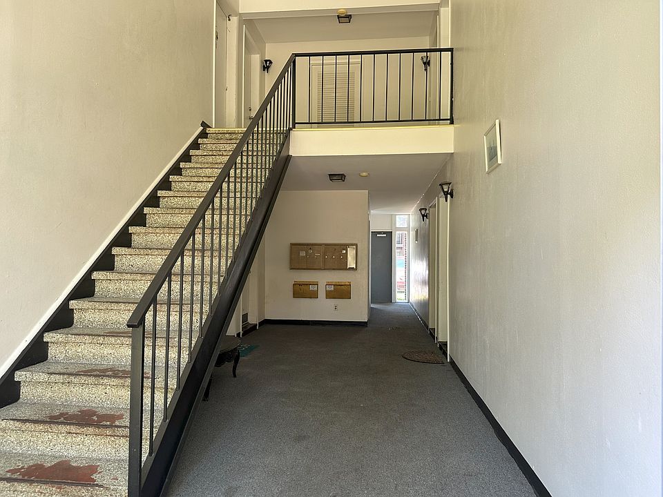 2 Story Entry Foyer - unit F located on 2nd floor
