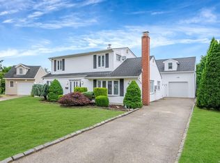4 Helen Ct, Bethpage, NY 11714
