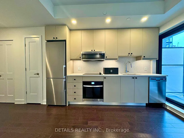 180 George St #911 — Photo 6