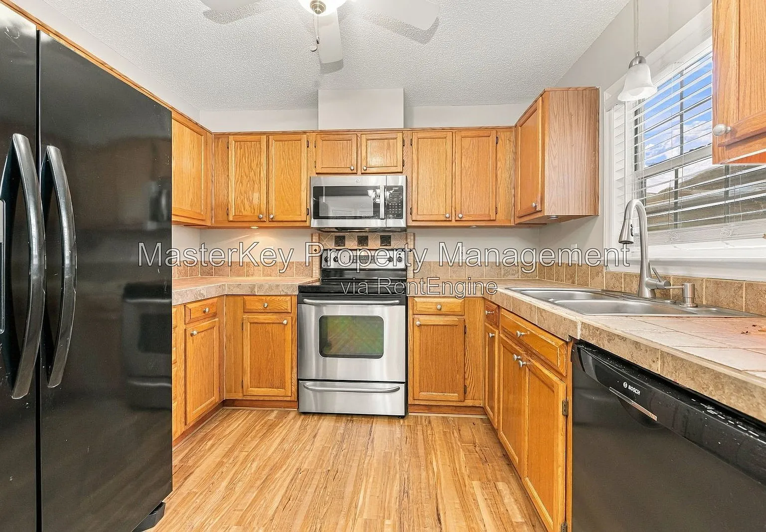 3 bed, 2.0 bath, 1277 sqft, $1,995 — Photo 2