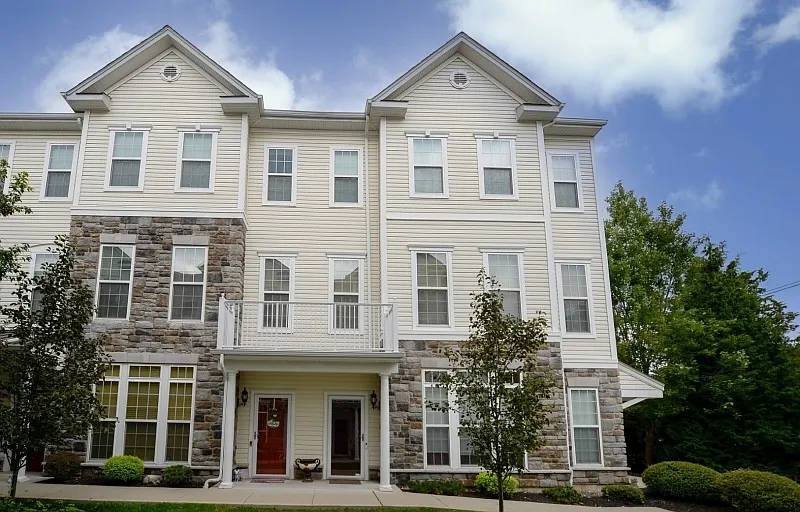 5 Holly Ln