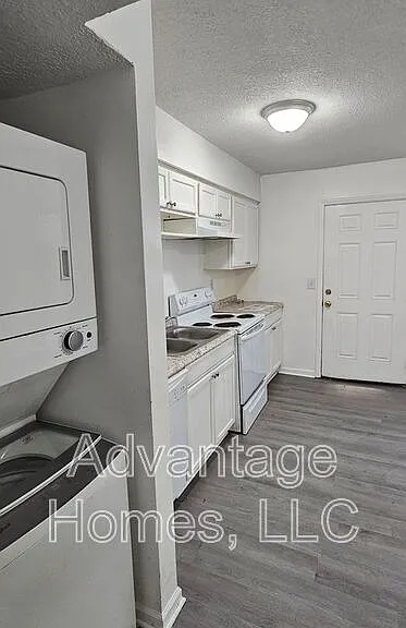 702 N 70th St — Photo 11