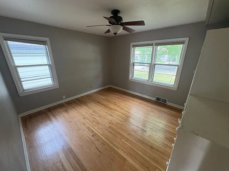 2419 Pine St — Photo 16