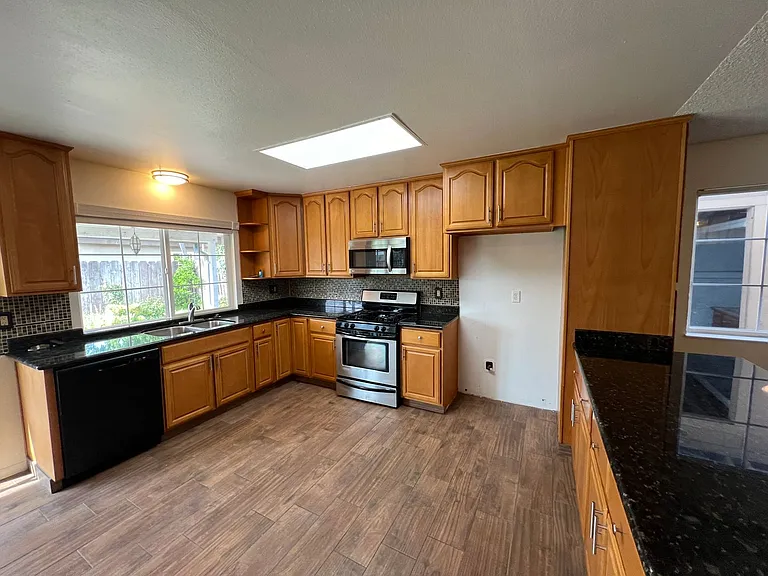 838 El Dorado St — Photo 9