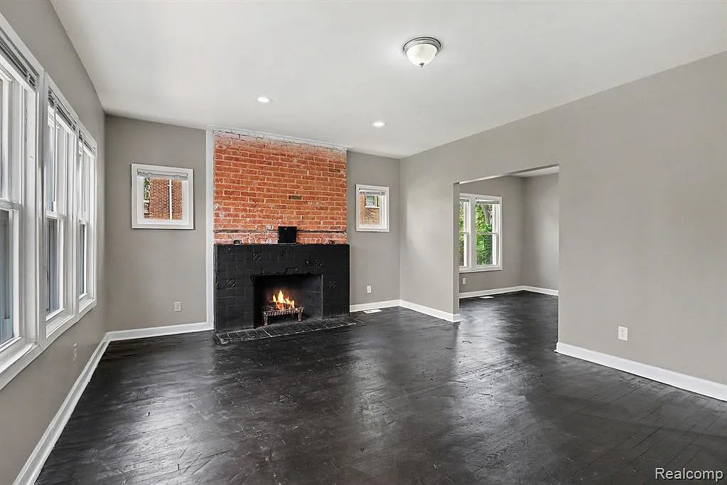 6 bed, 2.0 bath, 2600 sqft, $2,500 — Photo 3