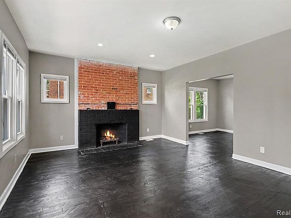 3rd image of 2733 Elmhurst St