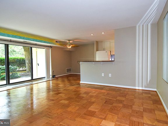 3rd image of 6139 Leesburg Pike APT 206