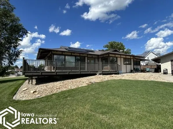 609 W 12th St, Tama, IA 52339