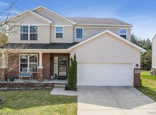 59685 Twin Pines Dr, New Hudson, MI 48165