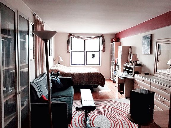 Large sleep/living room