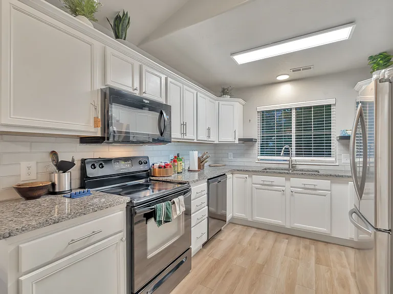 2855 Fowler Ave — Photo 3