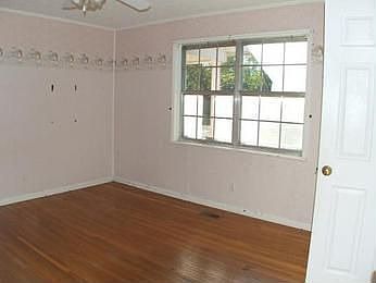 4th image of 402 5th Ave SE