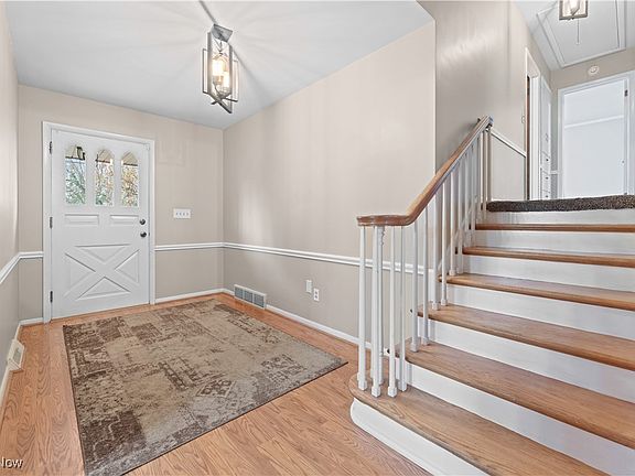 5th image of 724 Burd Ave NE