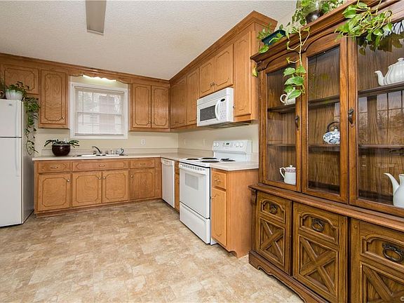 5th image of 2760 Meadowbrook St