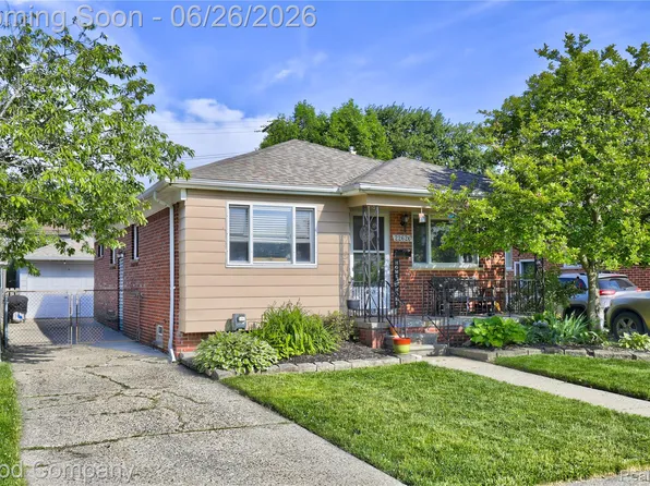 22626 Harmon St, Saint Clair Shores, MI 48080
