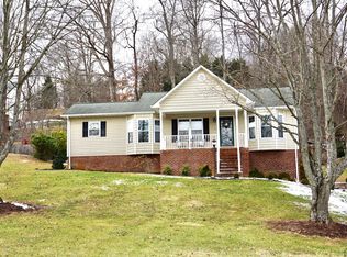 224 Charlton Green Dr, Kingsport, TN 37663