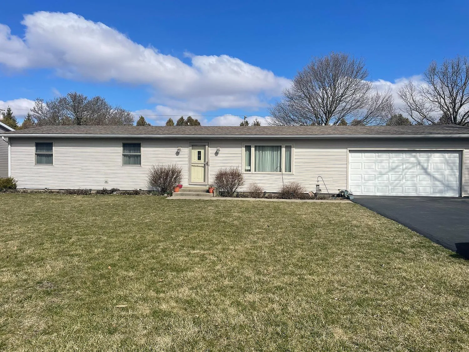112 E Holley Dr photo 1