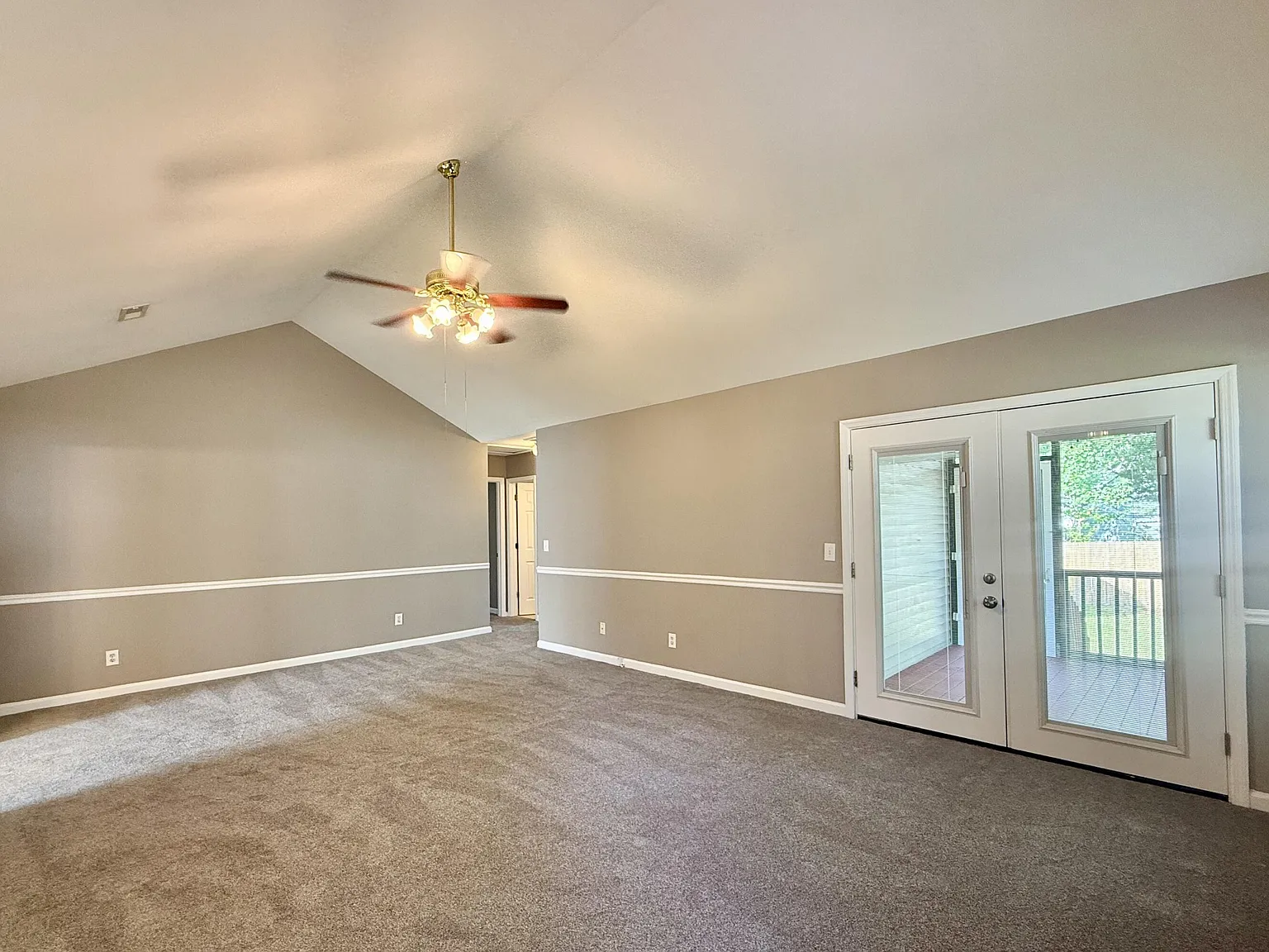 4 bed, 3.0 bath, 1260 sqft, $2,400 — Photo 2