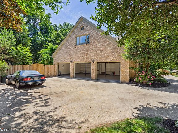 3rd image of 8001 Glengalen Ln