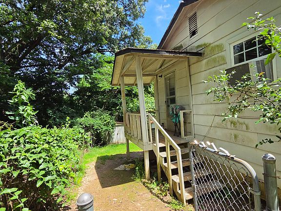 3rd image of 910 Millcreek Rd