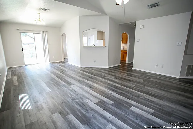 3 bed, 2.0 bath, 1419 sqft, $1,700 — Photo 4