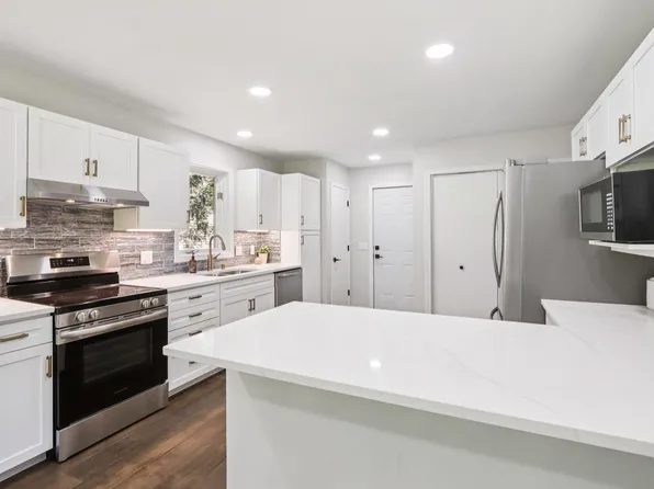 616 S 1ST Street, Mount Horeb, WI 53572