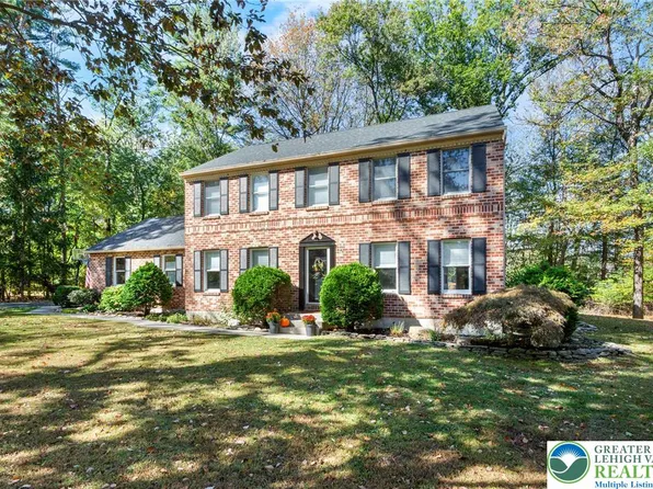 569 Pine Tree Dr, Nazareth, PA 18064