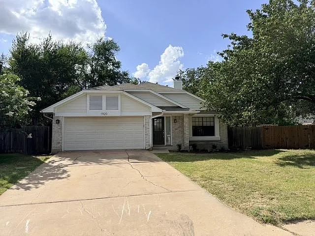 1920 White Oak Cir