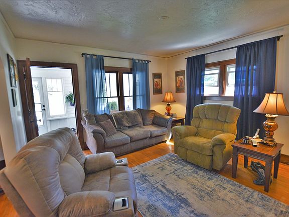 Living Rm w/Hdwd Fl.