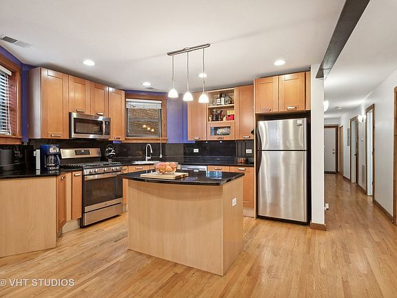 3rd image of 1711 W Greenleaf Ave #C
