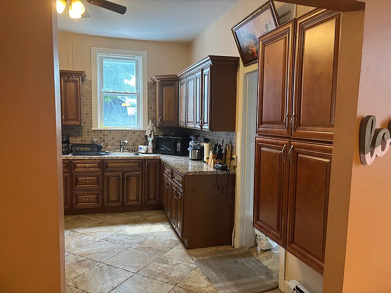 2110 Lincoln Ave — Photo 3