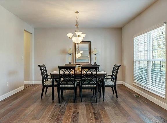 3rd image of 10 Bellerive Manor Ct