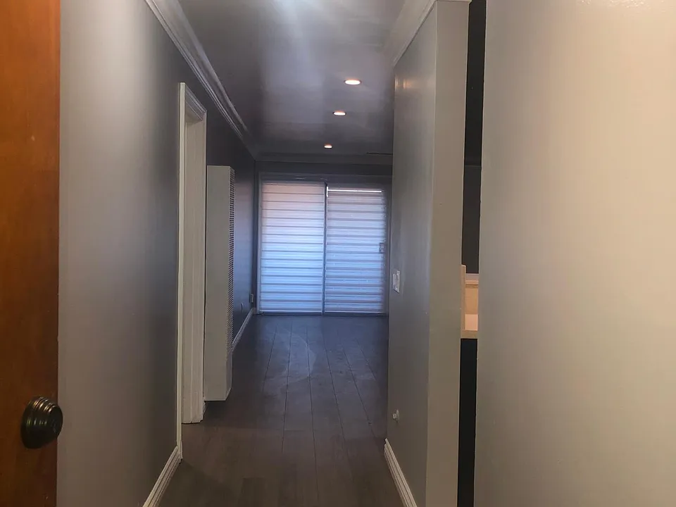 Front - Entrance door hallway