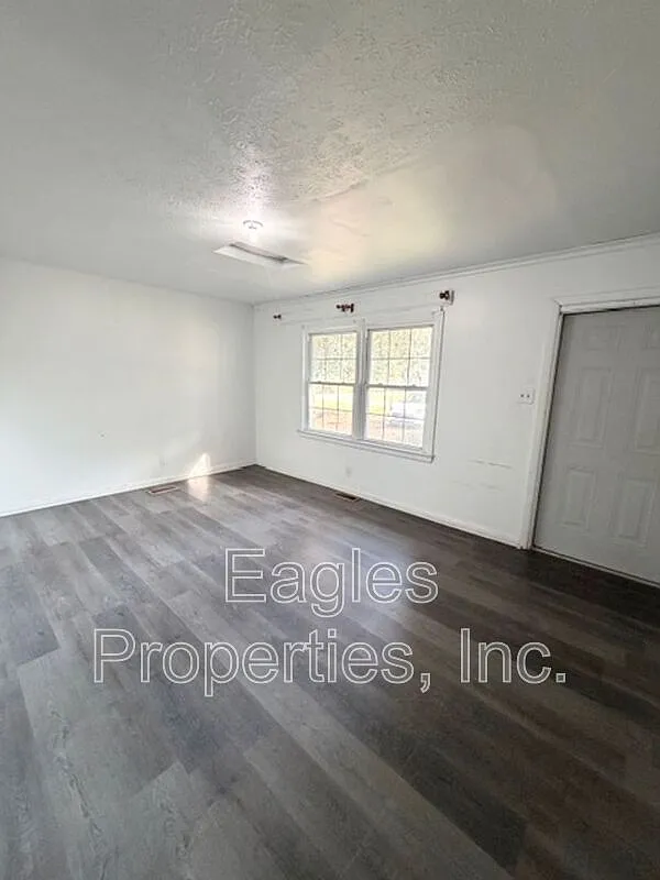 3 bed, 2.0 bath, $1,300 — Photo 2