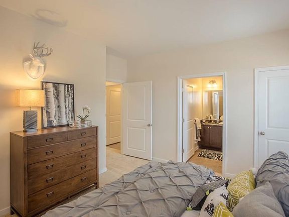 3rd image of 15 Town Square Cir