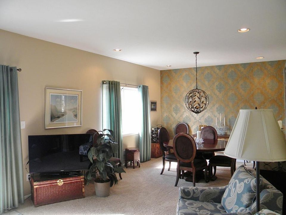Living Room/Dining