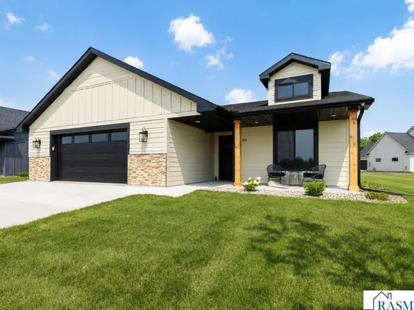 309 Pinehurst Dr, Mankato, MN 56001