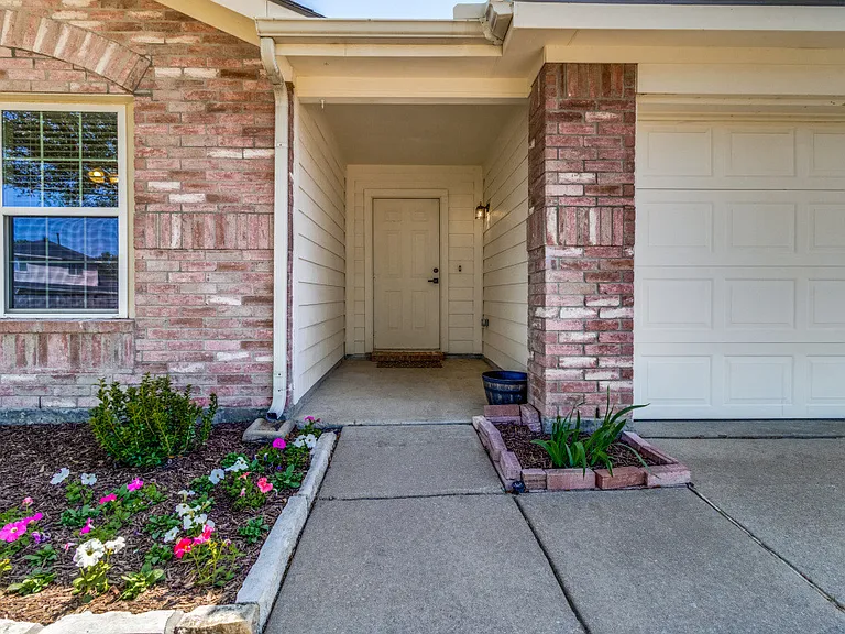 1721 Southridge Ln — Photo 2