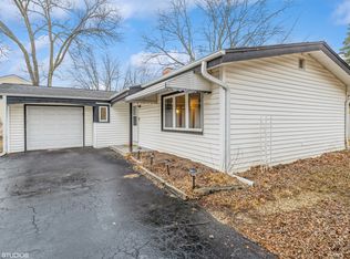 2206 Sprucewood Ln, Lindenhurst, IL 60046