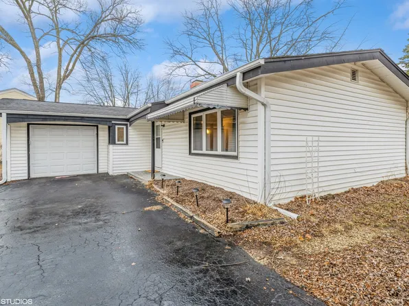 2206 Sprucewood Ln, Lindenhurst, IL 60046