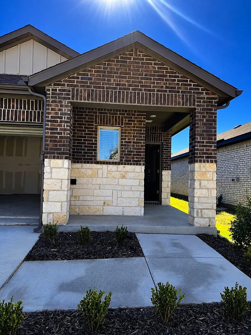 Single Family Home_3 Bed & 2 Bath — Photo 1