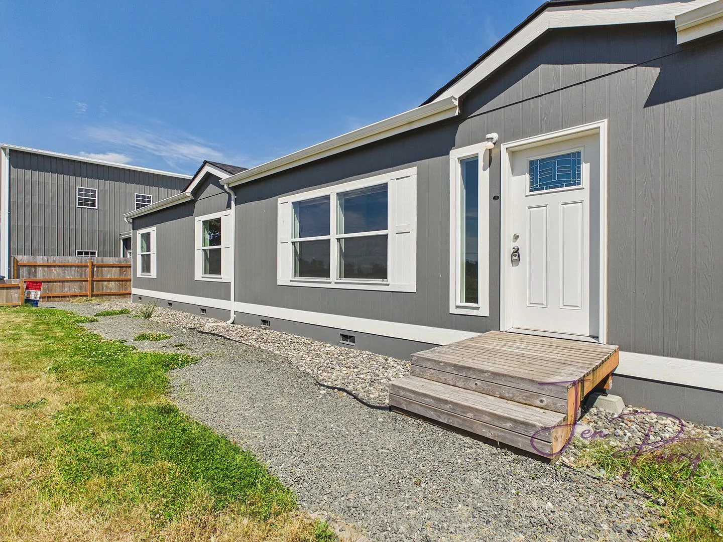Large Spacious 5 Bedroom House with Fenced Yard — Photo 2