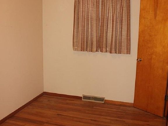 4th image of 126 Long St